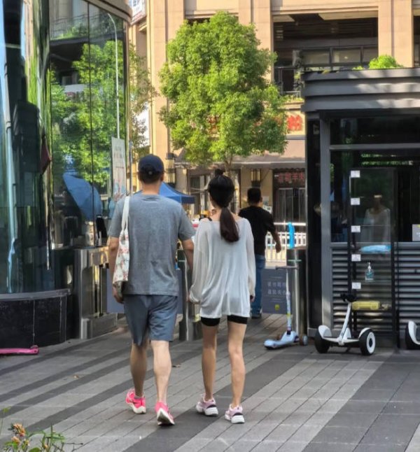 悦倍网 任重孙骁骁一起逛街 两人全程牵手感情甜蜜