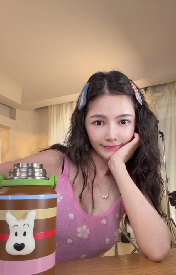 聚创优配 王灿穿粉色吊带上衣自拍心情好！戴可爱发卡超甜美