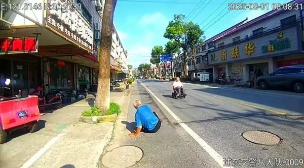 牛来乐 高温天老人中暑倒地，浦东交警及时救助护送回家