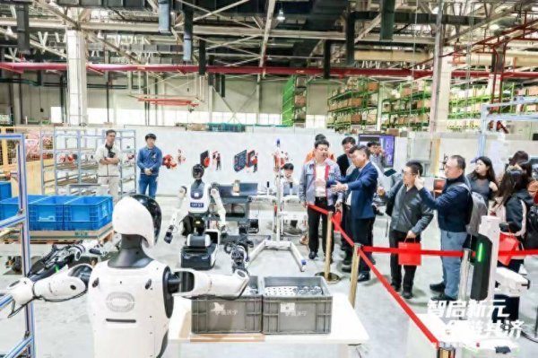 汇丰配资 机器狗巡检、人形机器人分拣 “未来工位”展示“人工智能+制造”新实践